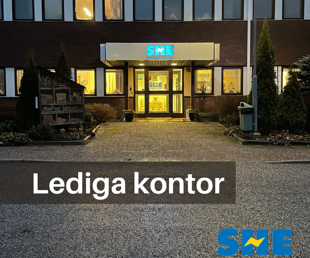 Skylt om lediga kontor framför SHE-husets entré