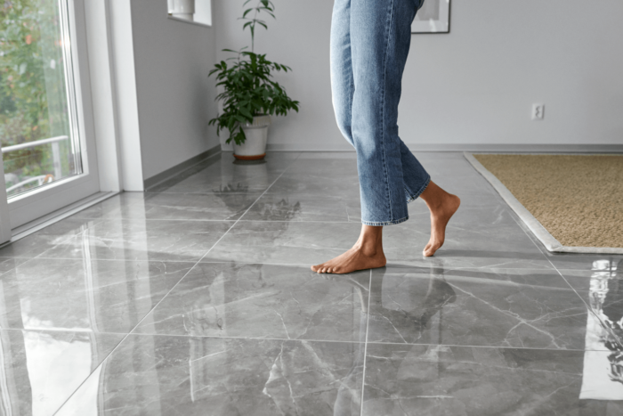 Vattenfall Customer Detail Woman Barefoot Floor 2021 700x467