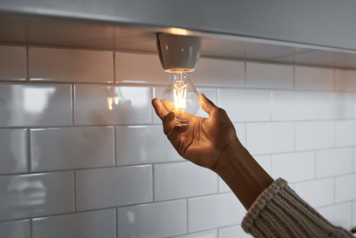 Vattenfall Customer Detail Woman Hand Lamp 2021 700x467